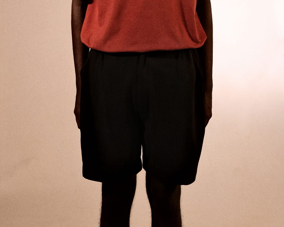 plain unisex shorts in rust black - image 7