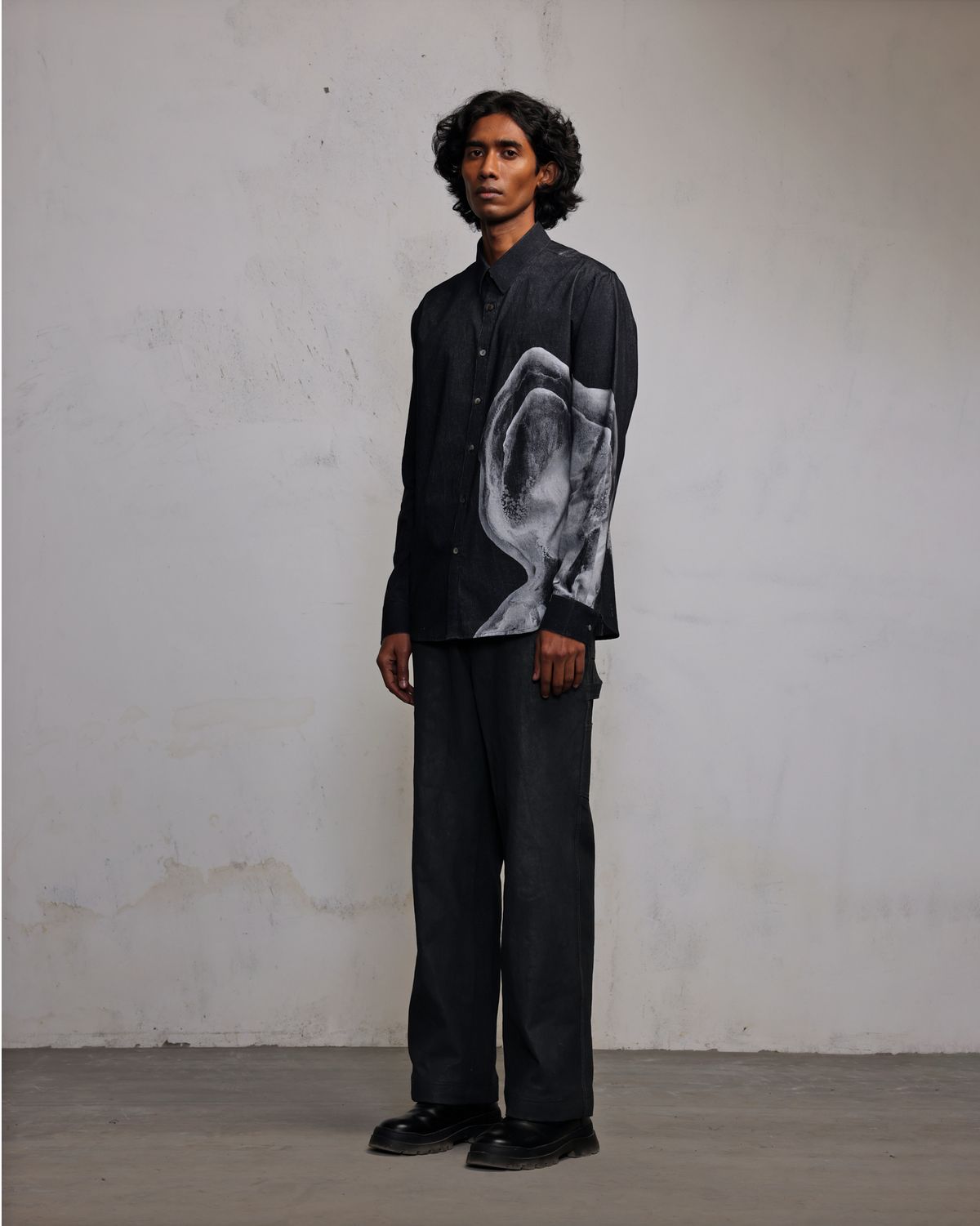 Obscured face printed shirt - image 4