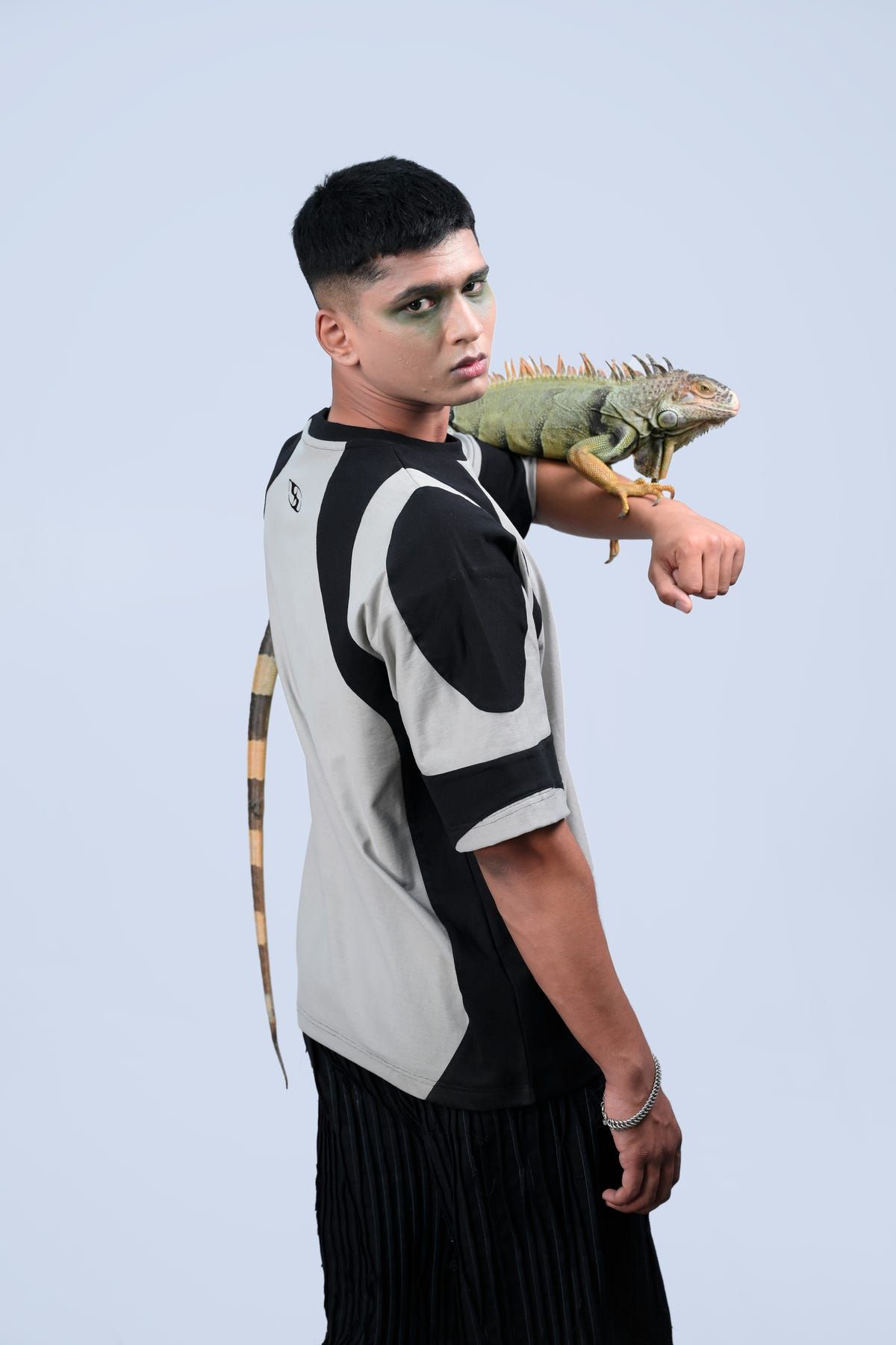 AKRA TEE (UNISEX) - image 3