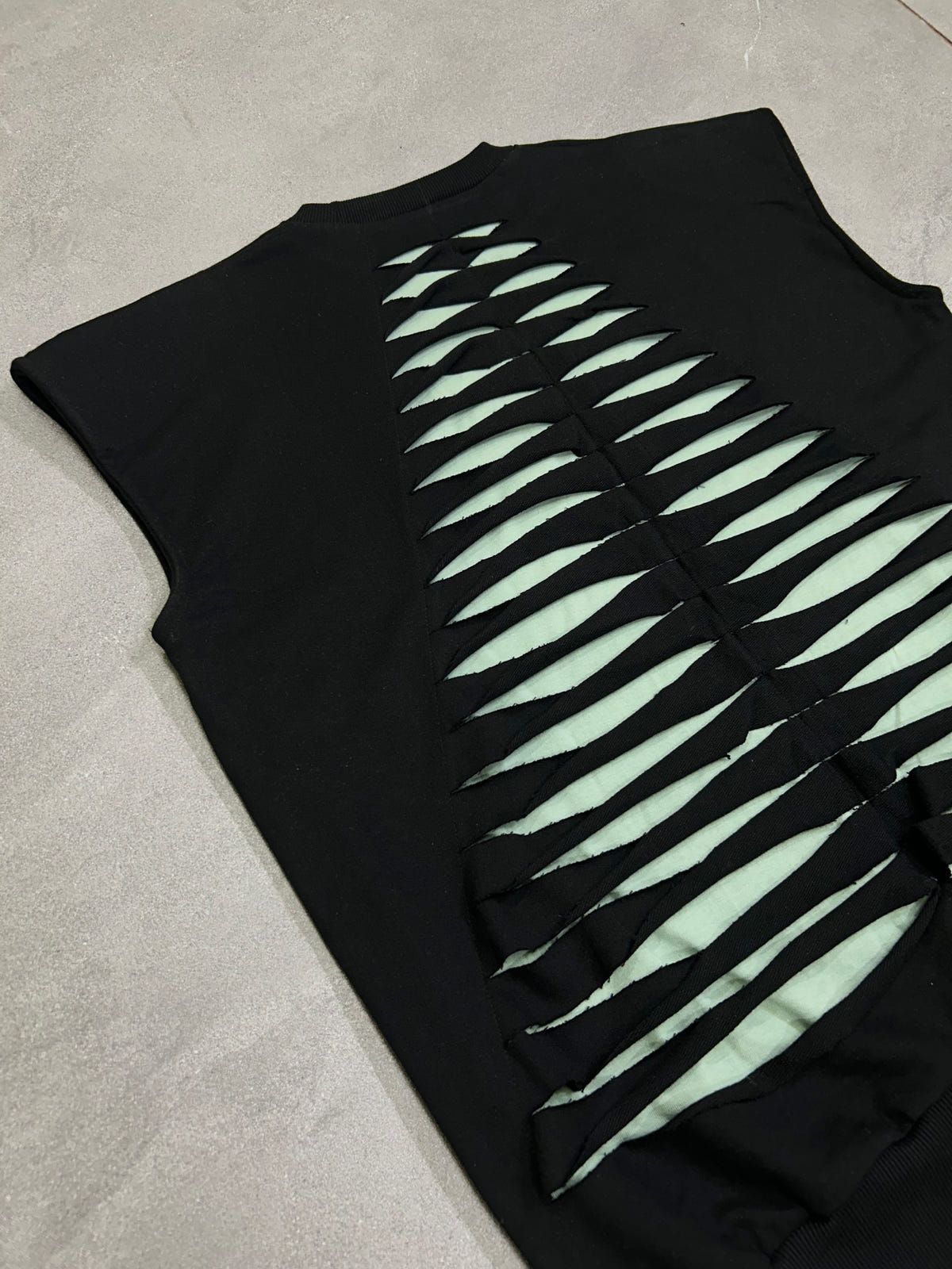2.5 SLEEVELESS EXO (BLACK/PISTA) - image 3