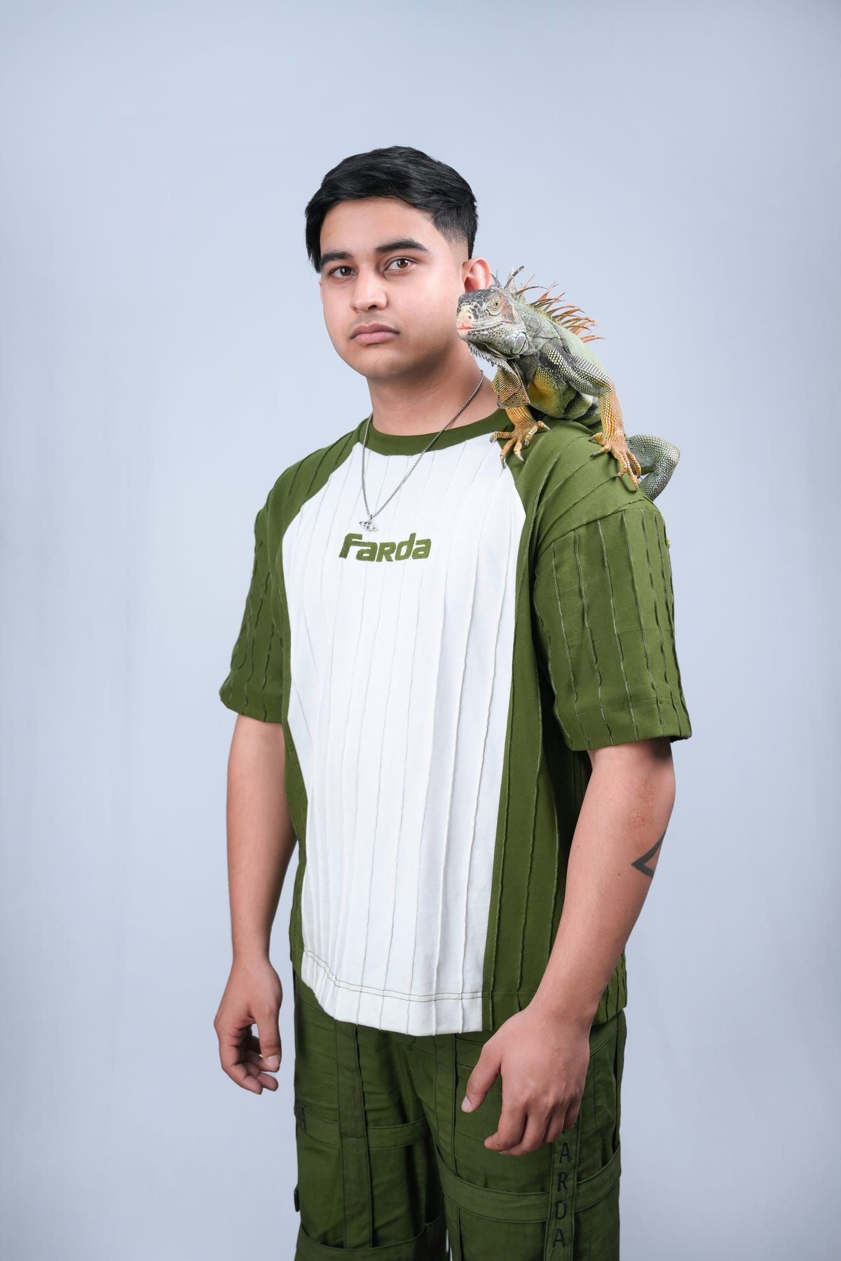 IZAZ TEE: WHITE/GREEN (UNISEX) - image 5