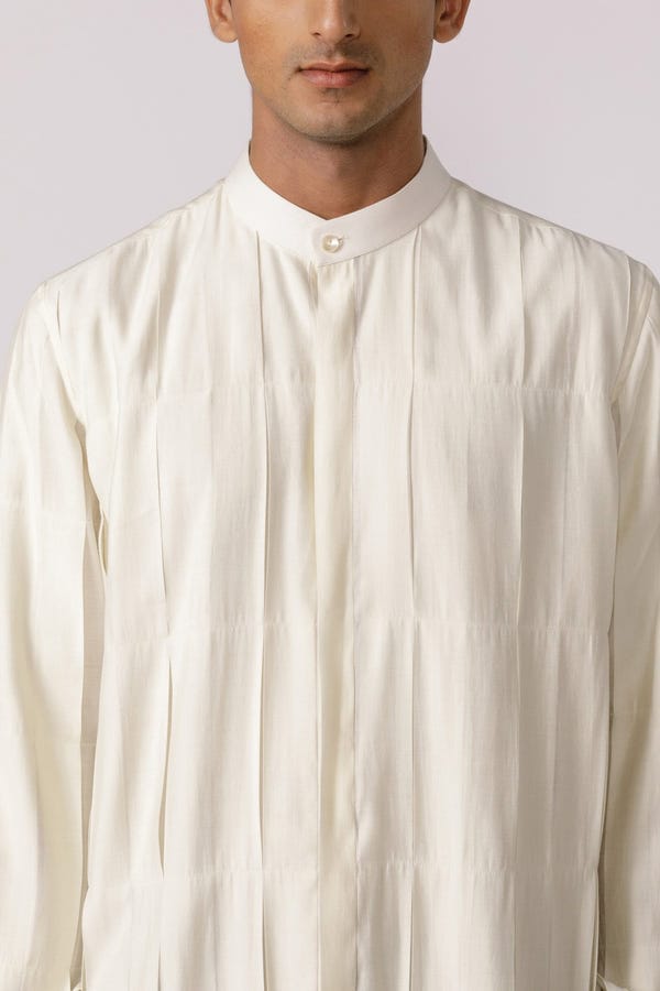 Line out Line — Box pleated mandarin collar shirt
