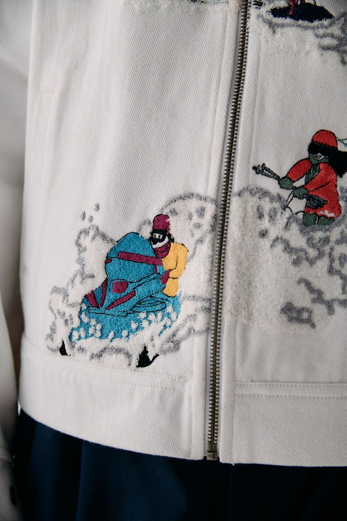 "Aprés ski" embroidered zip up jacket - image 5