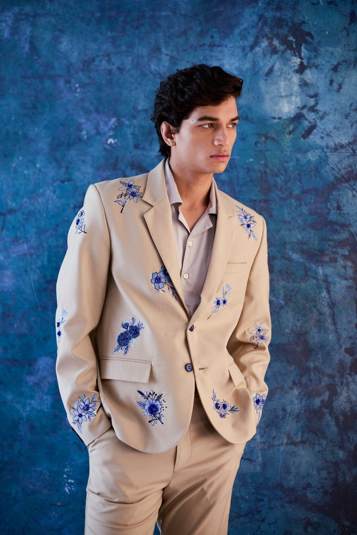 Blue floral hand embroidered blazer - image 3