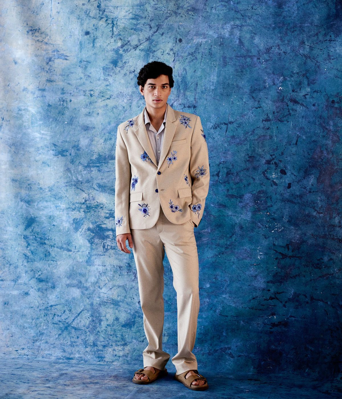 Blue floral hand embroidered blazer - image 4