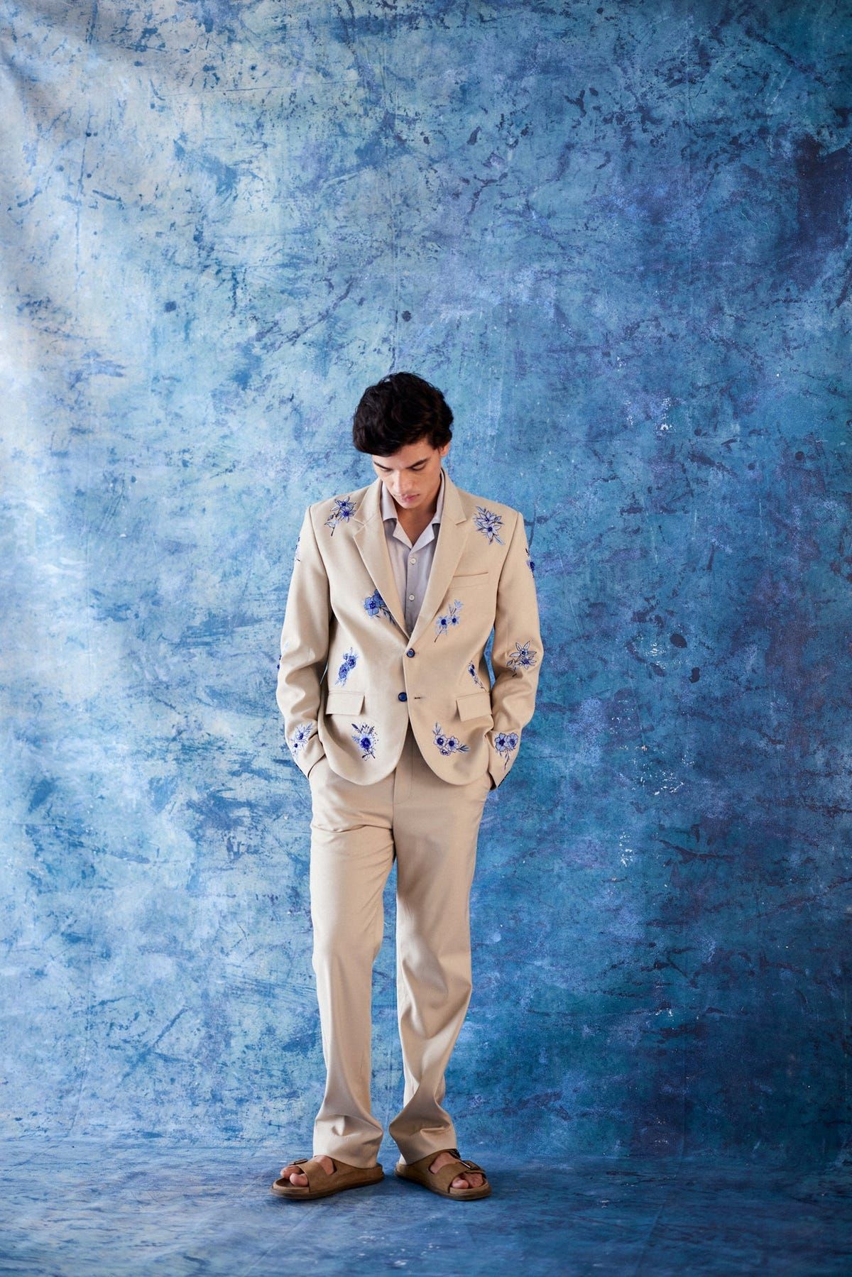 Blue floral hand embroidered blazer - image 7