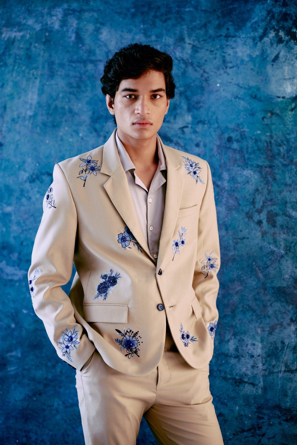 Blue floral hand embroidered blazer - image 8