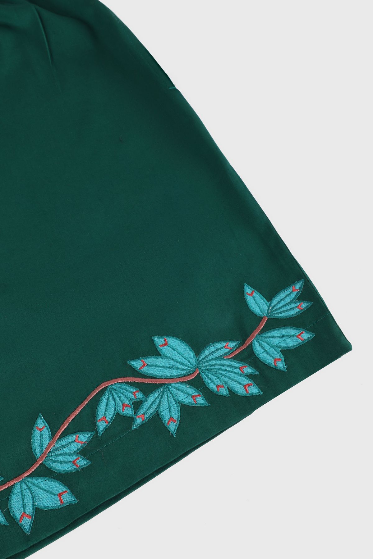 Green appliqué artwork shorts - image 3