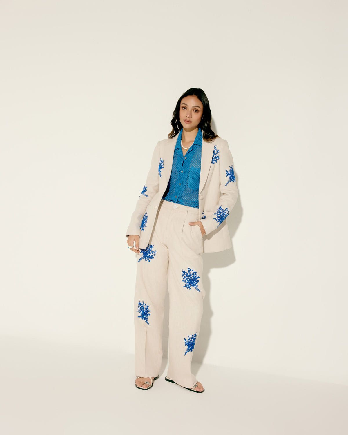Blue floral bunch hand embroidered blazer - image 4
