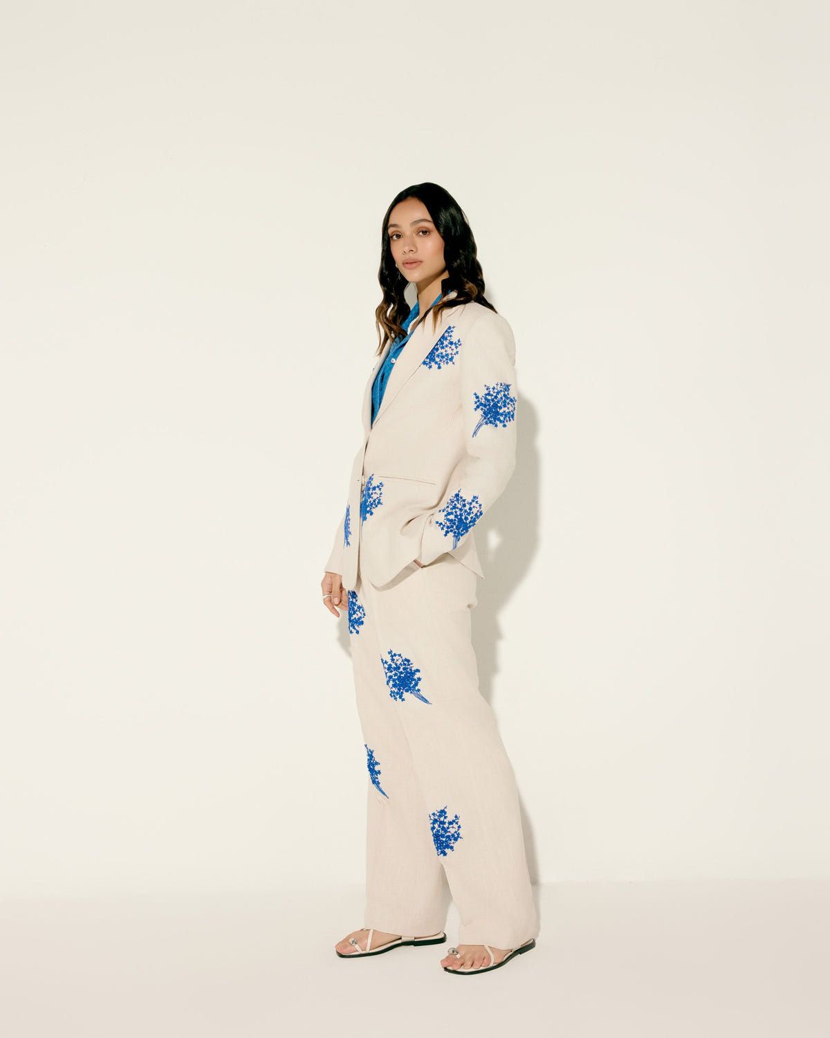 Blue floral bunch hand embroidered blazer - image 5