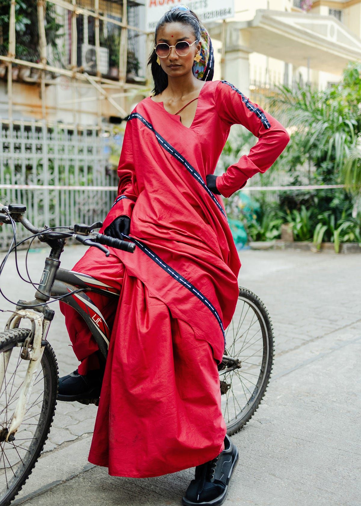 Scalloped edge saree - image 3