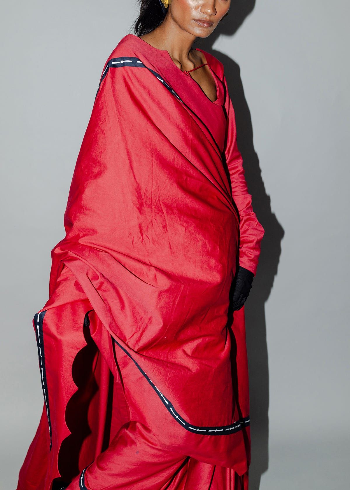 Scalloped edge saree - image 4