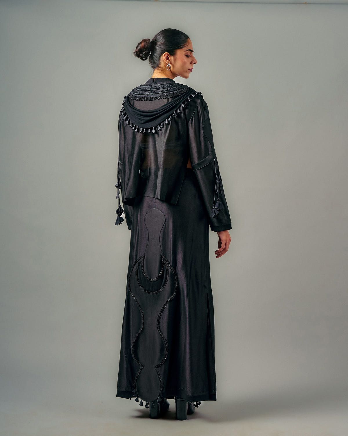 Quilted necklines drape top + Ornament patch skirt set - image 4