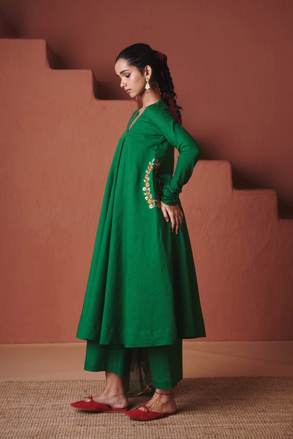 Saphed — Panna Linen Embroidered Pocket Kurta Set