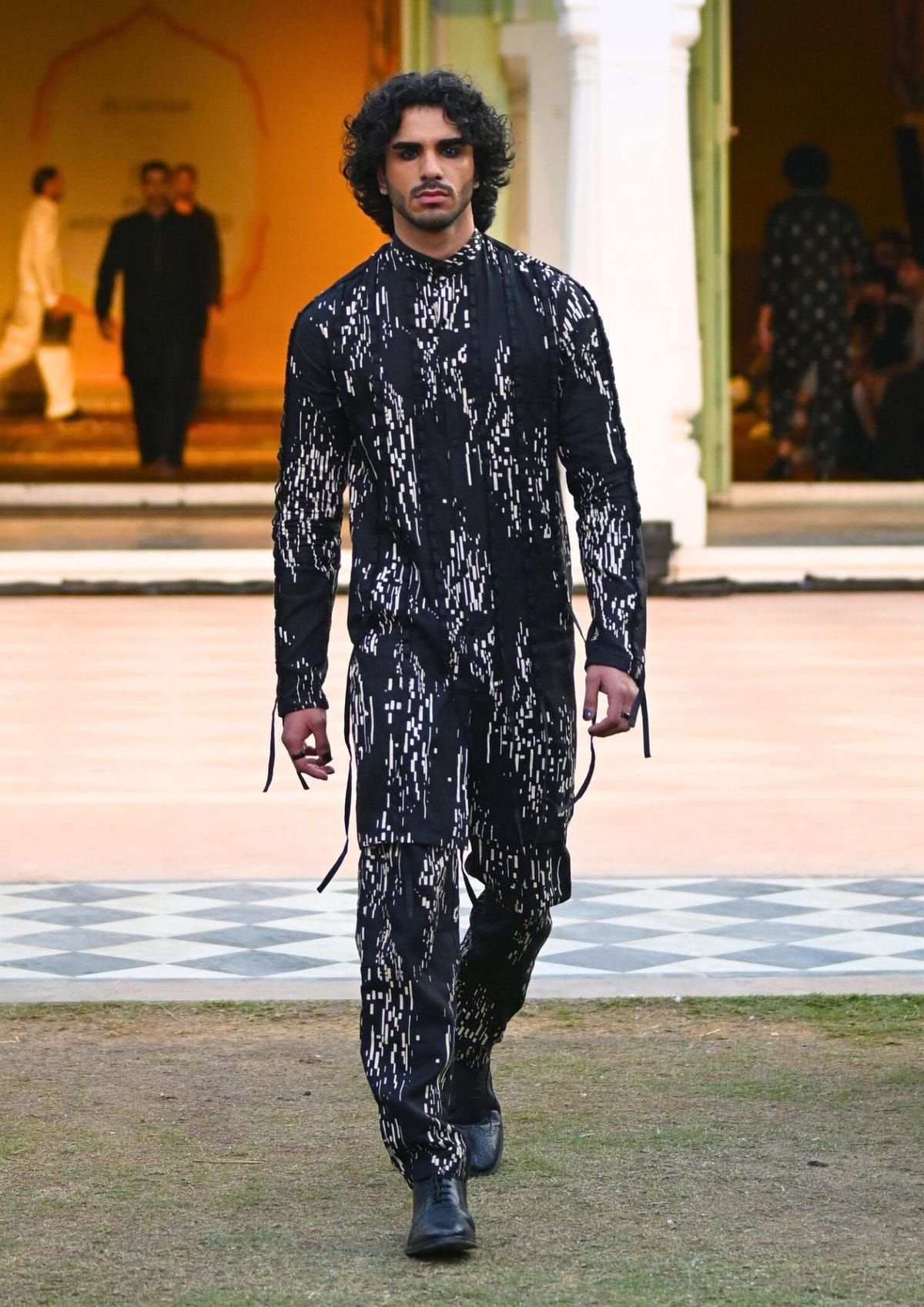 COLTON LOOK - BLACK - image 1