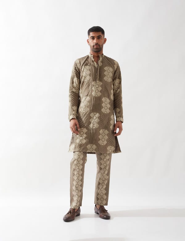 SON OF A NOBLE - SNOB — EZRA BARBED KURTA - OLIVE