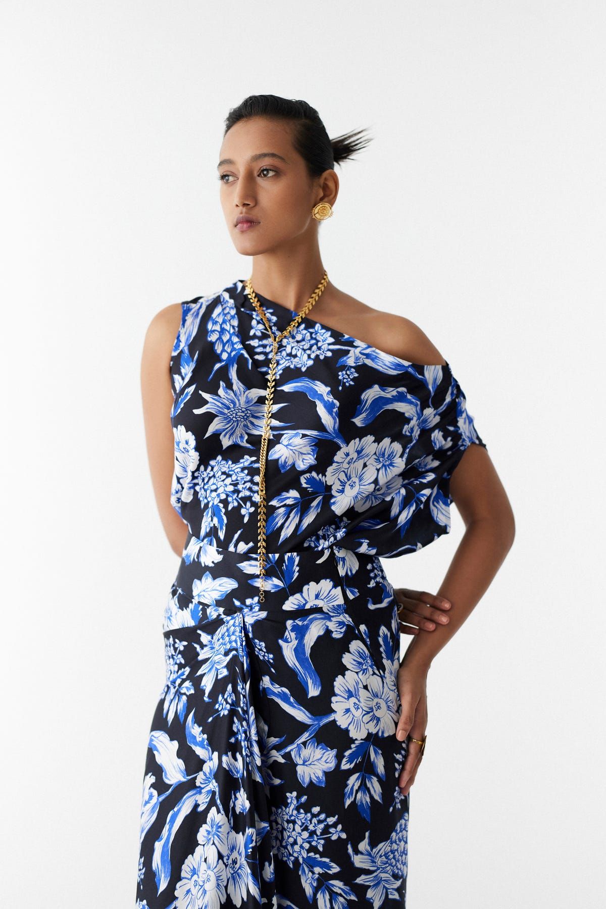 BLACK PINEAPPLE DRAPED TOP & KNOT SKIRT - image 2